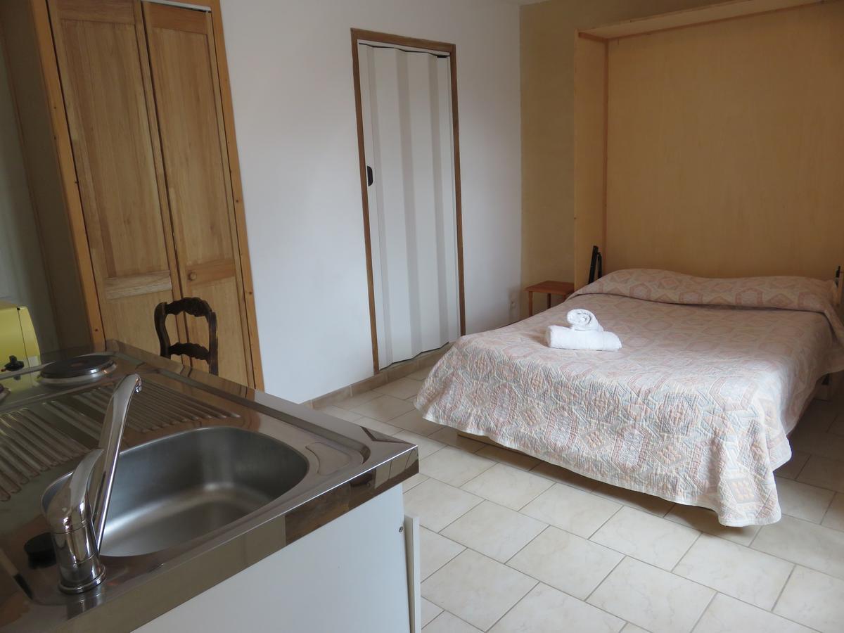 Cafe De La Place Gite & Chambres D'Hotes "Lou Pastre" Lanuéjols Buitenkant foto