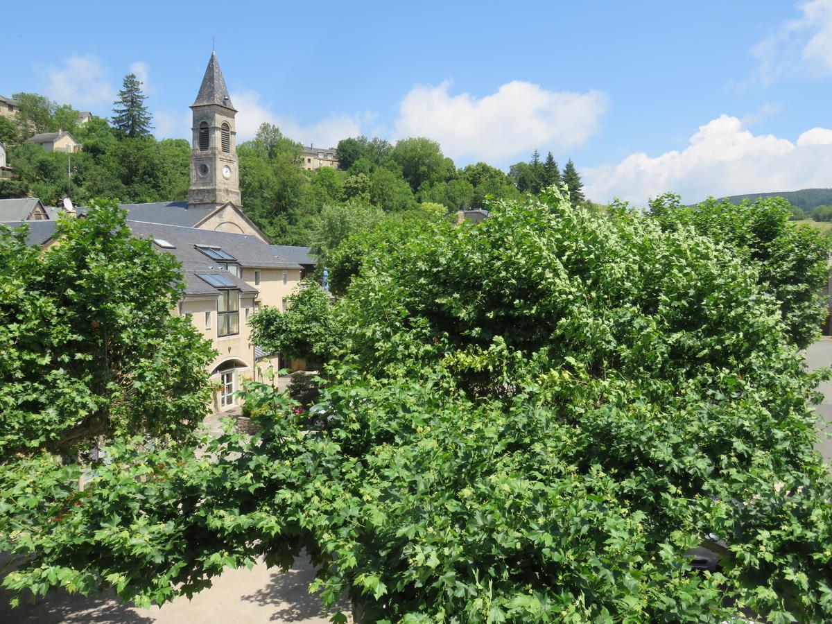 Cafe De La Place Gite & Chambres D'Hotes "Lou Pastre" Lanuéjols Buitenkant foto